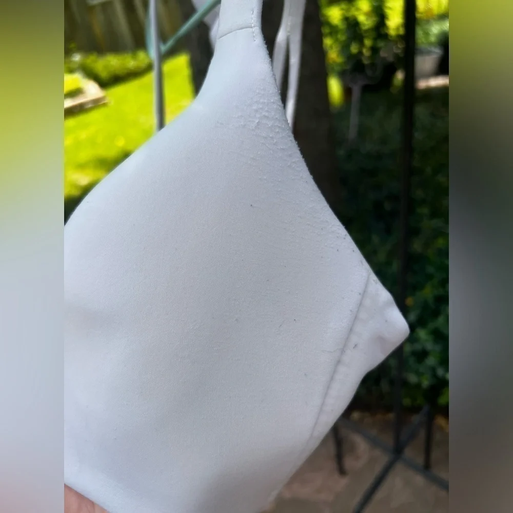 ▶️ Lululemon ◀️ White Clasp Bra. Size 38 D.